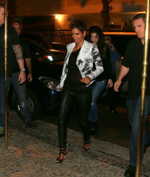 Grávida, Halle Berry janta em restaurante do Rio de Janeiro