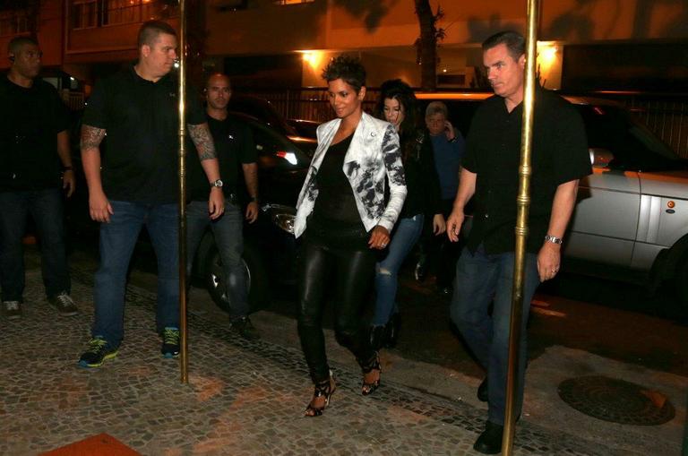 Grávida, Halle Berry janta em restaurante do Rio de Janeiro