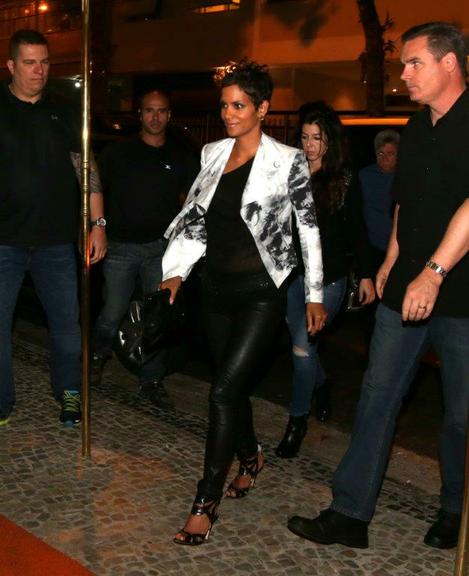 Grávida, Halle Berry janta em restaurante do Rio de Janeiro