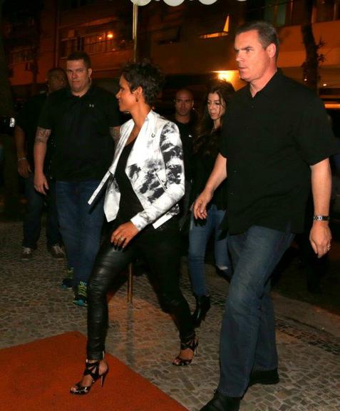 Grávida, Halle Berry janta em restaurante do Rio de Janeiro