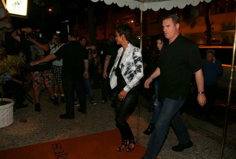 Grávida, Halle Berry janta em restaurante do Rio de Janeiro