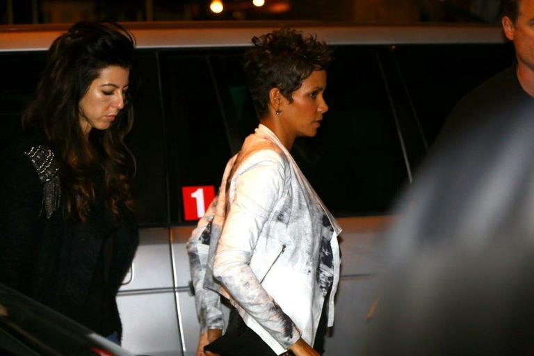 Grávida, Halle Berry janta em restaurante do Rio de Janeiro