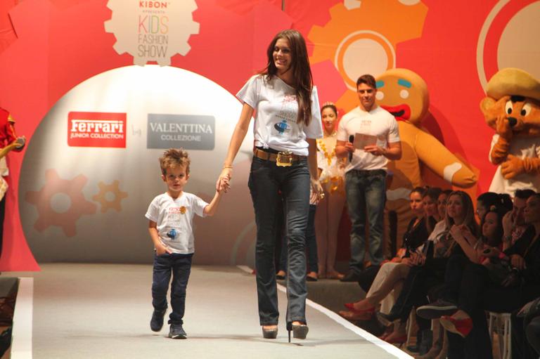 Gabriela Markus brilha em desfile infantil