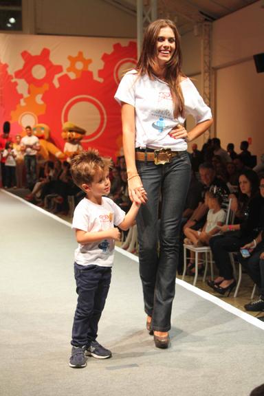 Gabriela Markus brilha em desfile infantil