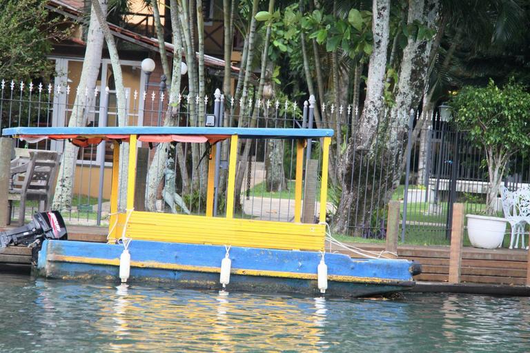 Dira Paes pilota barco ao sair de ilha 