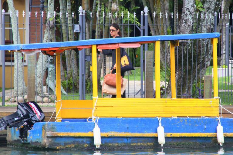 Dira Paes pilota barco ao sair de ilha 