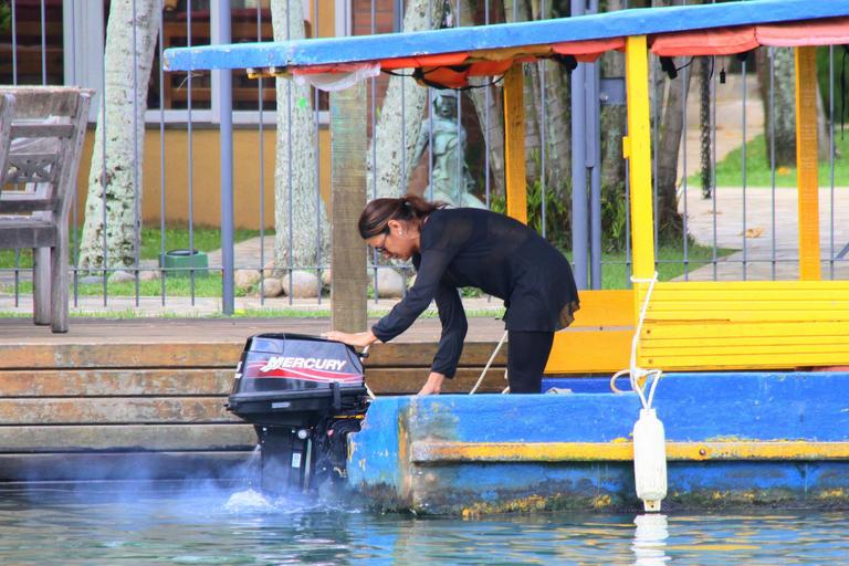 Dira Paes pilota barco ao sair de ilha 