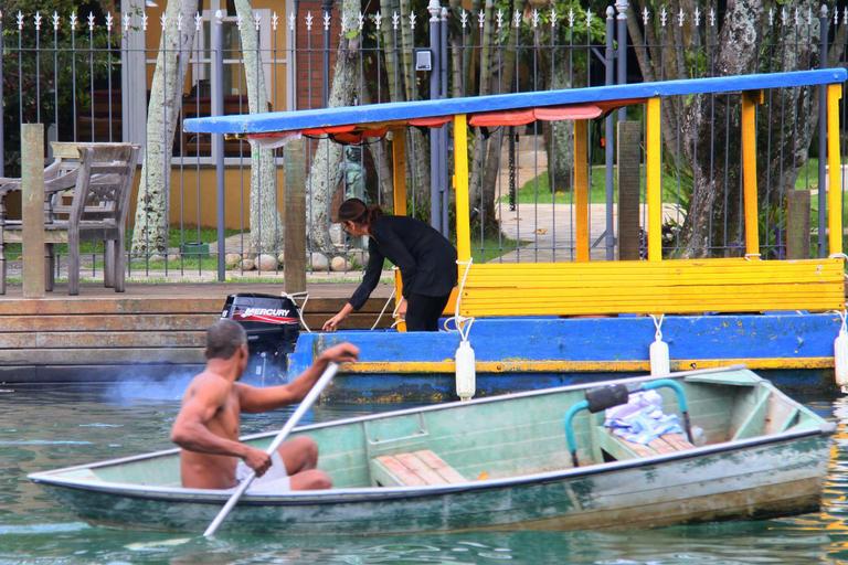 Dira Paes pilota barco ao sair de ilha 