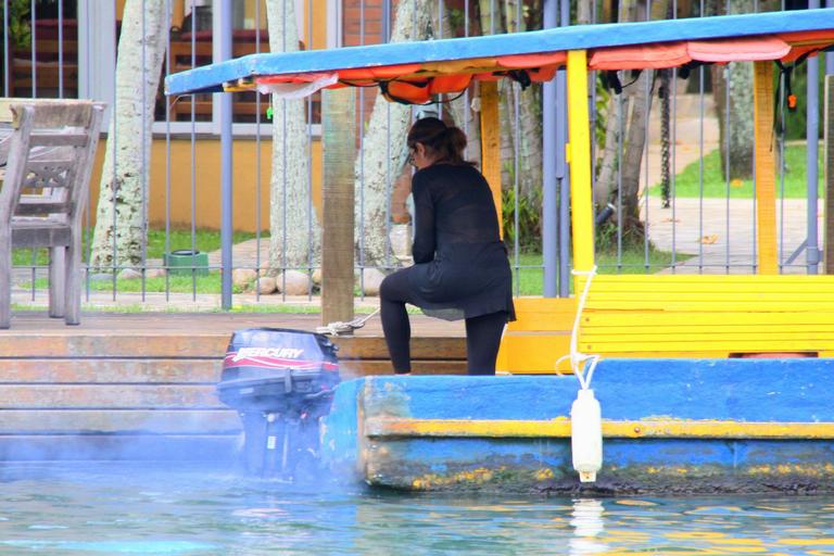 Dira Paes pilota barco ao sair de ilha 