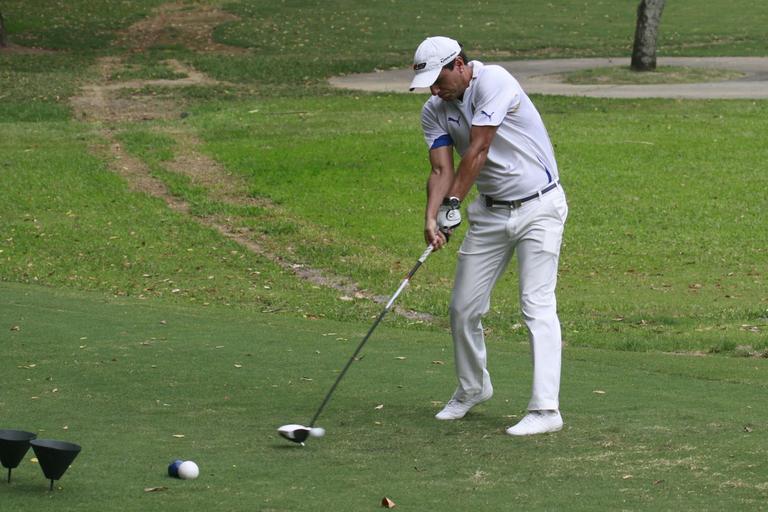 Rodrigo Lombardi pratica golfe no Rio