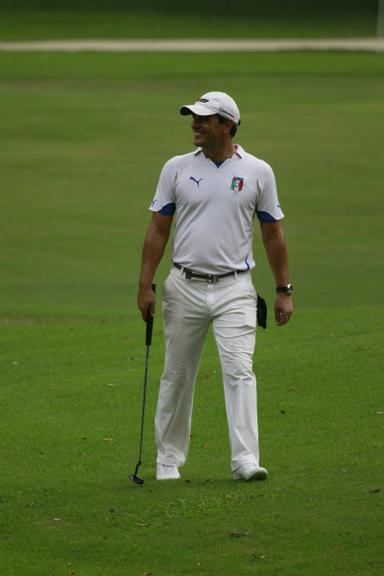 Rodrigo Lombardi pratica golfe no Rio