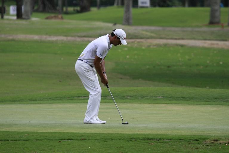 Rodrigo Lombardi pratica golfe no Rio