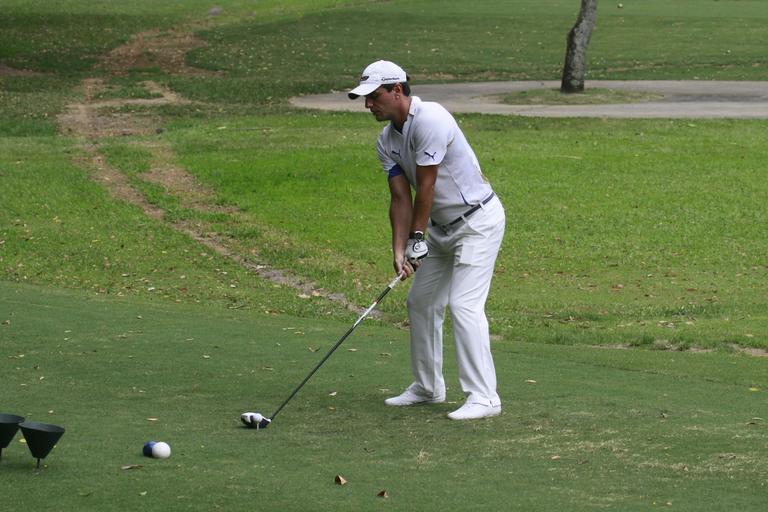 Rodrigo Lombardi pratica golfe no Rio