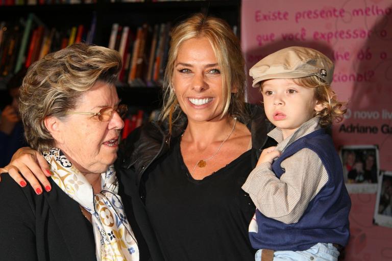 Adriane Galisteu com a mãe, Dona Emma, e o filho, Vittorio