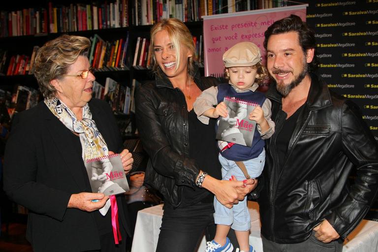 Adriane Galisteu com a mãe, Dona Emma, o marido, Alexandre Iódice, e o filho, Vittorio