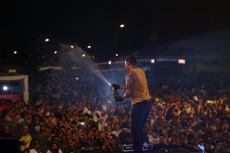 Naldo comemora com champagne o sucesso de sua música