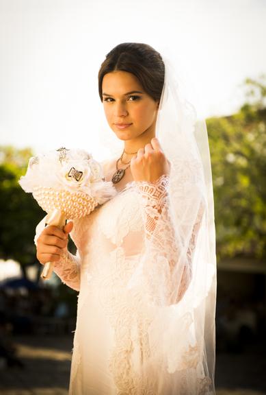 Cena do casamento de Helena (Bruna Marquezine) e Laerte (Guilherme Leicam) na novela Em Família