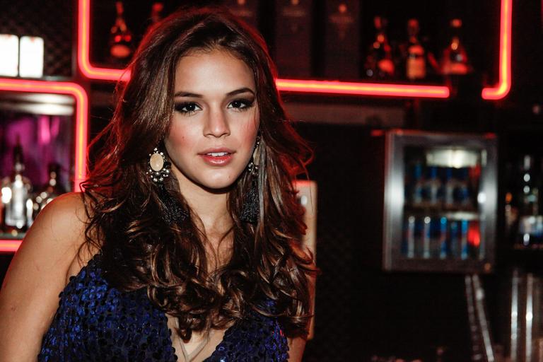 Bruna Marquezine fotografa sexy para grife em São Paulo