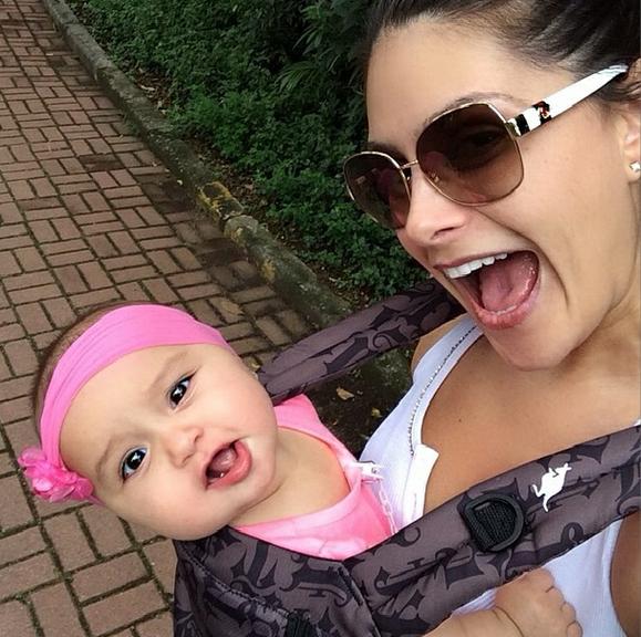 Veja 20 famosas em selfies fofos com os filhos 