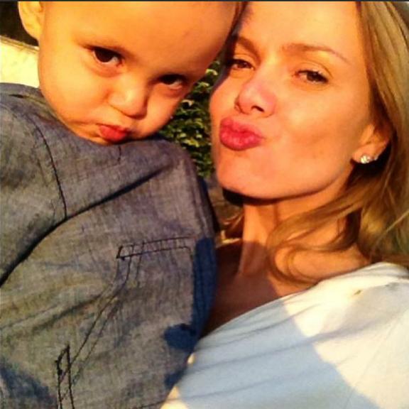 Veja 20 famosas em selfies fofos com os filhos 