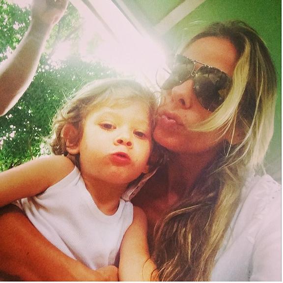 Veja 20 famosas em selfies fofos com os filhos 