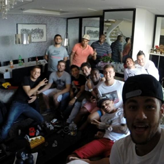 Neymar é o rei das selfies no Instagram: veja o jogador com amigos