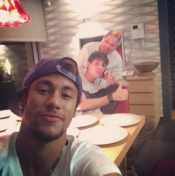 Neymar é o rei das selfies no Instagram: veja o jogador com amigos