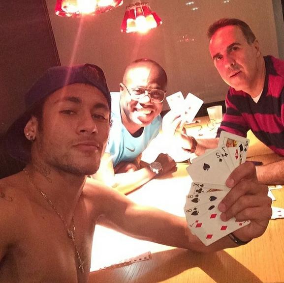 Neymar é o rei das selfies no Instagram: veja o jogador com amigos