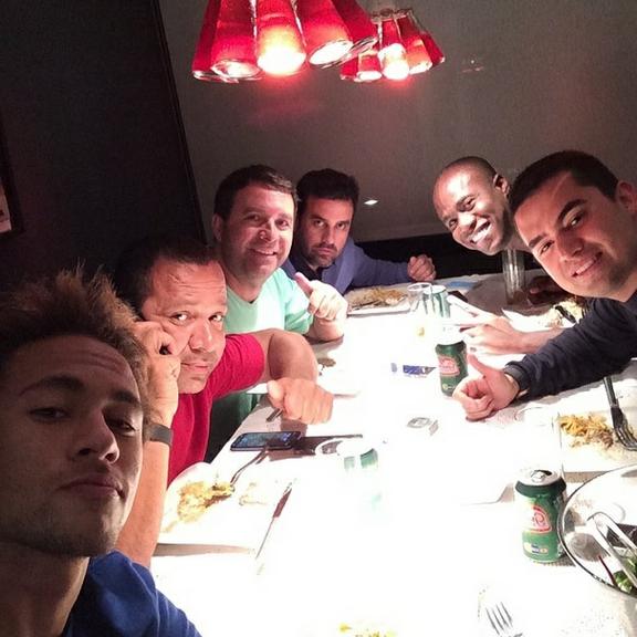 Neymar é o rei das selfies no Instagram: veja o jogador com amigos