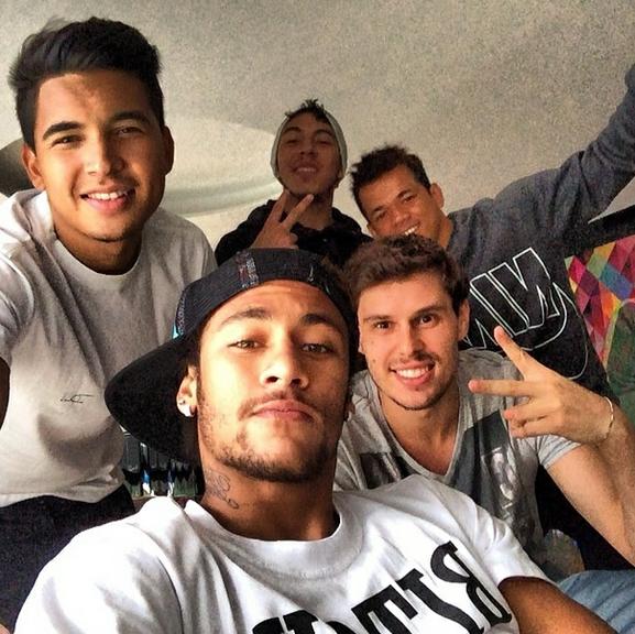 Neymar é o rei das selfies no Instagram: veja o jogador com amigos