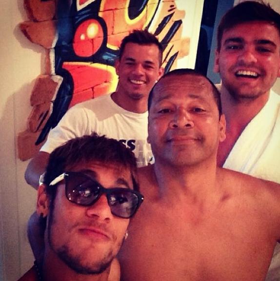 Neymar é o rei das selfies no Instagram: veja o jogador com amigos