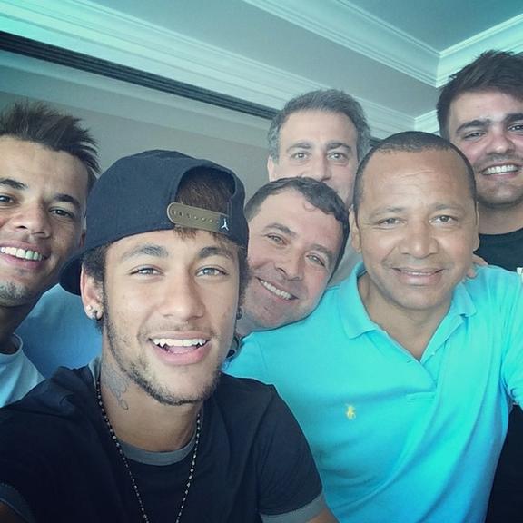 Neymar é o rei das selfies no Instagram: veja o jogador com amigos