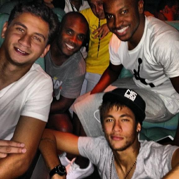 Neymar é o rei das selfies no Instagram: veja o jogador com amigos