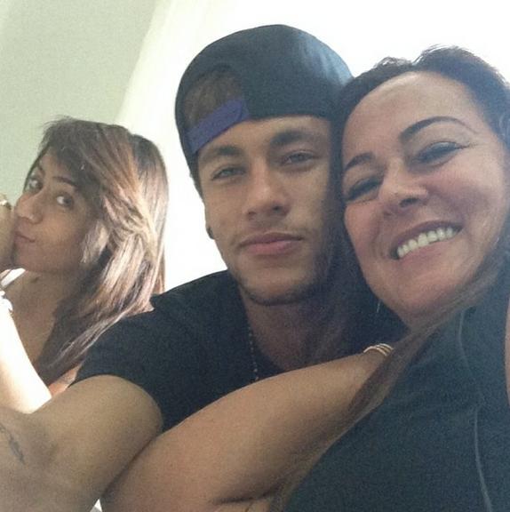 Neymar é o rei das selfies no Instagram: veja o jogador com amigos