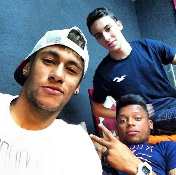 Neymar é o rei das selfies no Instagram: veja o jogador com amigos