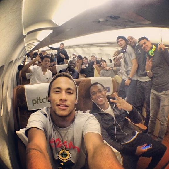 Neymar é o rei das selfies no Instagram: veja o jogador com amigos