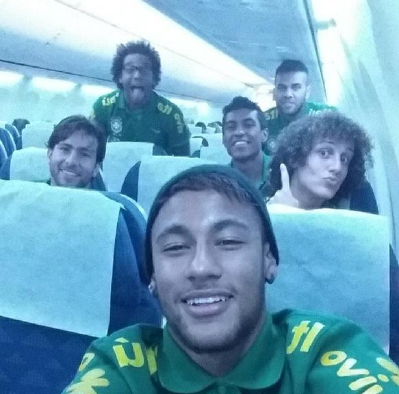 Neymar é o rei das selfies no Instagram: veja o jogador com amigos