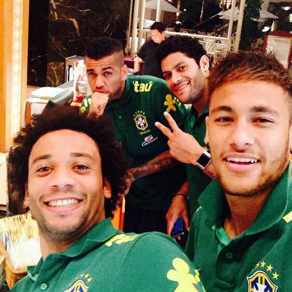 Neymar é o rei das selfies no Instagram: veja o jogador com amigos