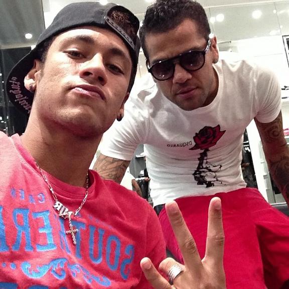 Neymar é o rei das selfies no Instagram: veja o jogador com amigos