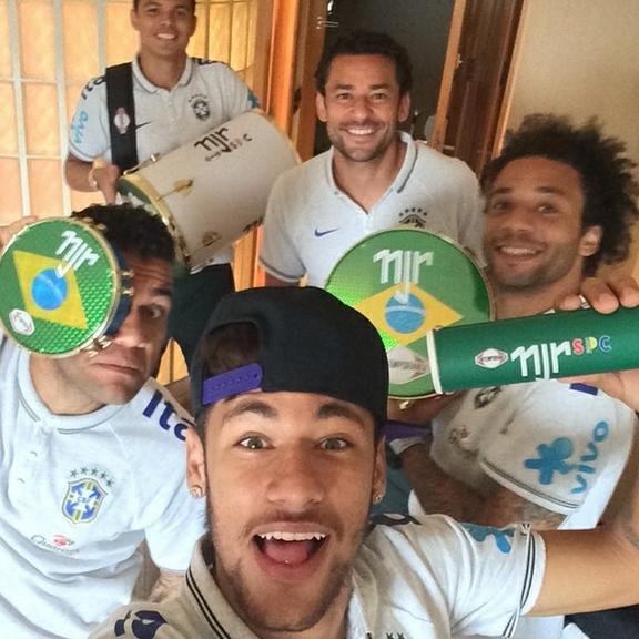 Neymar é o rei das selfies no Instagram: veja o jogador com amigos