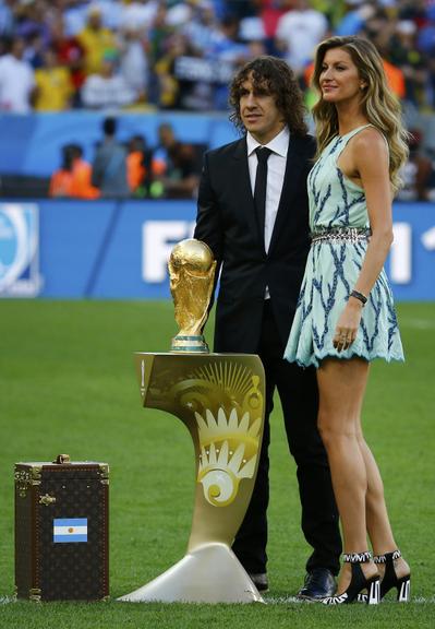 Gisele Bündchen e Puyol carregam a taça no Maracanã