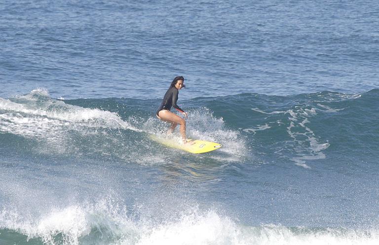 Dani Suzuki mostra corpo sarado durante surfe no Rio