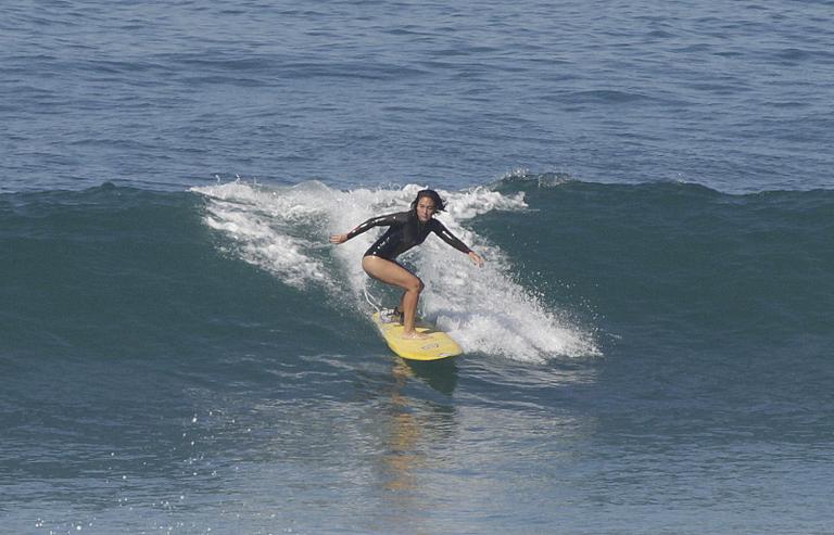 Dani Suzuki mostra corpo sarado durante surfe no Rio