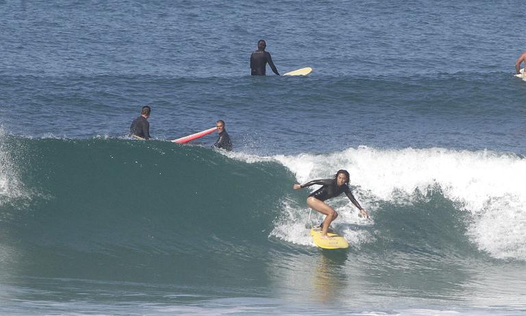 Dani Suzuki mostra corpo sarado durante surfe no Rio