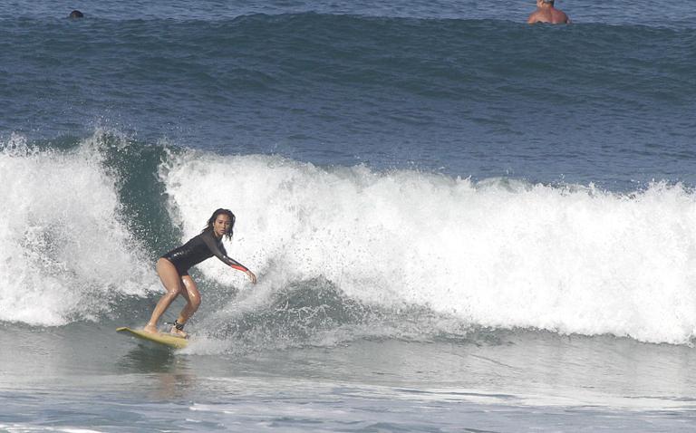 Dani Suzuki mostra corpo sarado durante surfe no Rio