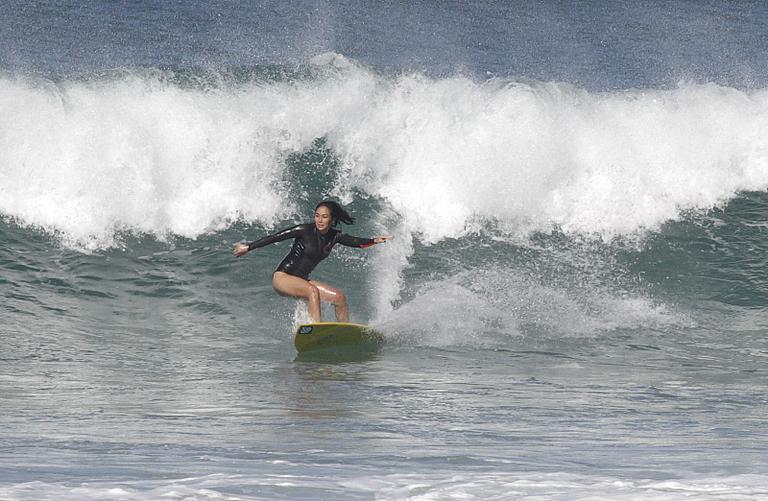 Dani Suzuki mostra corpo sarado durante surfe no Rio