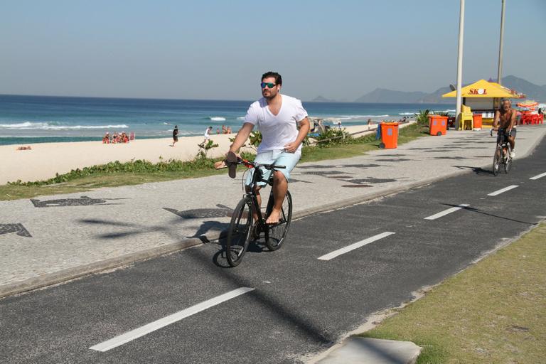 Thiago Lacerda anda de bike e joga vôlei no Rio de Janeiro