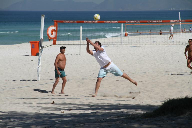 Thiago Lacerda anda de bike e joga vôlei no Rio de Janeiro