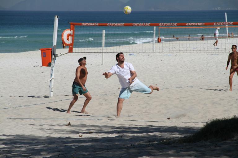 Thiago Lacerda anda de bike e joga vôlei no Rio de Janeiro