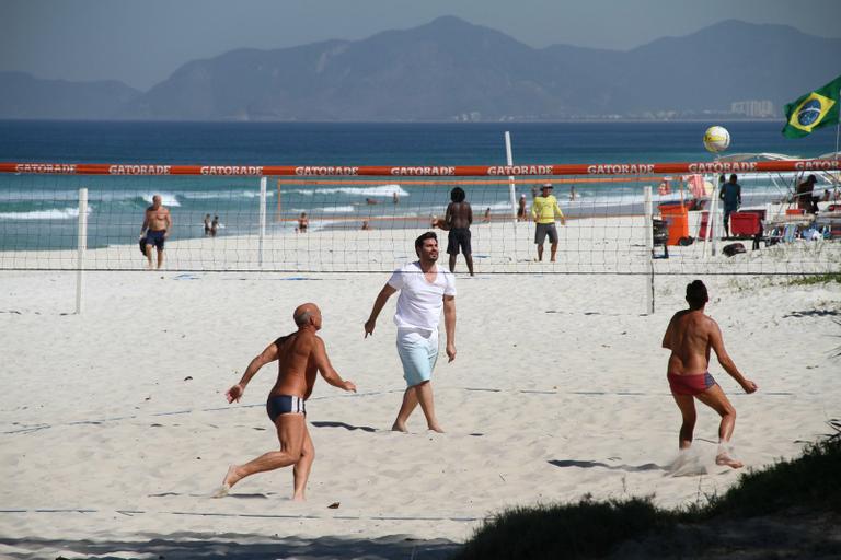 Thiago Lacerda anda de bike e joga vôlei no Rio de Janeiro